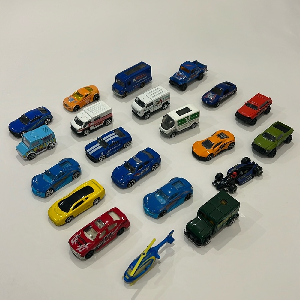 Lot Of 21 Toy Cars Used - Picture 1 of 2